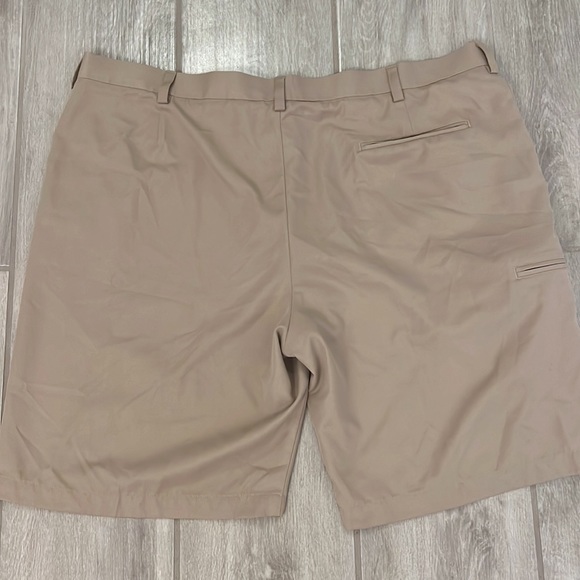 GRAND SLAM Mens 42" Tan Khaki Shorts Golf Pleated Microfiber Zip Pocket - Picture 4 of 4